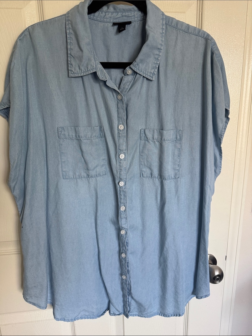 Light Blue Short-Sleeve Button-Down Shirt from Torrid. Size 1X.